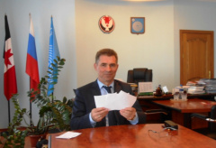 Глава Увинского района поддержал благотворительную акцию Почты России «Дерево добра» Глава Увинского района поддержал благотворительную акцию Почты России «Дерево добра»