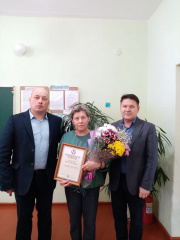 Поздравили директора Чуринской школы Эвелину Аркадьевну Главатских с 60-летним юбилеем Поздравили директора Чуринской школы Эвелину Аркадьевну Главатских с 60-летним юбилеем